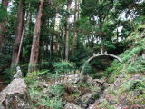 臨済宗方広寺派の総本山。山門をくぐると五百羅漢の並ぶ坂道が続き、樹齢600年と言われる半僧杉などの杉木立に囲まれ、自然と歴史が重なる荘厳な雰囲気を感じさせる風景が広がります。
