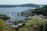 都田川が流れ込む細江湖や、夕日が美しい大崎海岸、「だいだらぼっち」が投げた小石の伝説が残る礫島、澪つくし。冬には10数種類、スズガモやホシハジロなど約3万羽のカモ類が群がる渡り鳥の飛来地になっています。細江湖は「引佐細江」とも呼ばれ、『万葉集』にも歌われています。「天浜線」の列車が湖岸を走る風景は郷愁を誘い、ユリカモメが群れ飛ぶ様は圧巻。昭和40年代、天皇ご一家が静養に訪れた五味半島（プリンス岬）もあります。